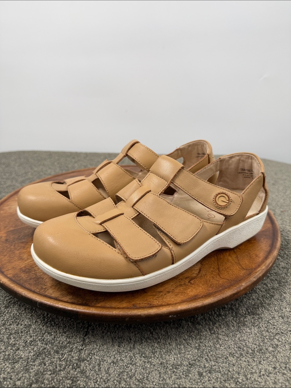 Traq Alegria Sandals Wm 40 9.5 Tan Leather Closed Toe Comfort Fisherman *Flaws